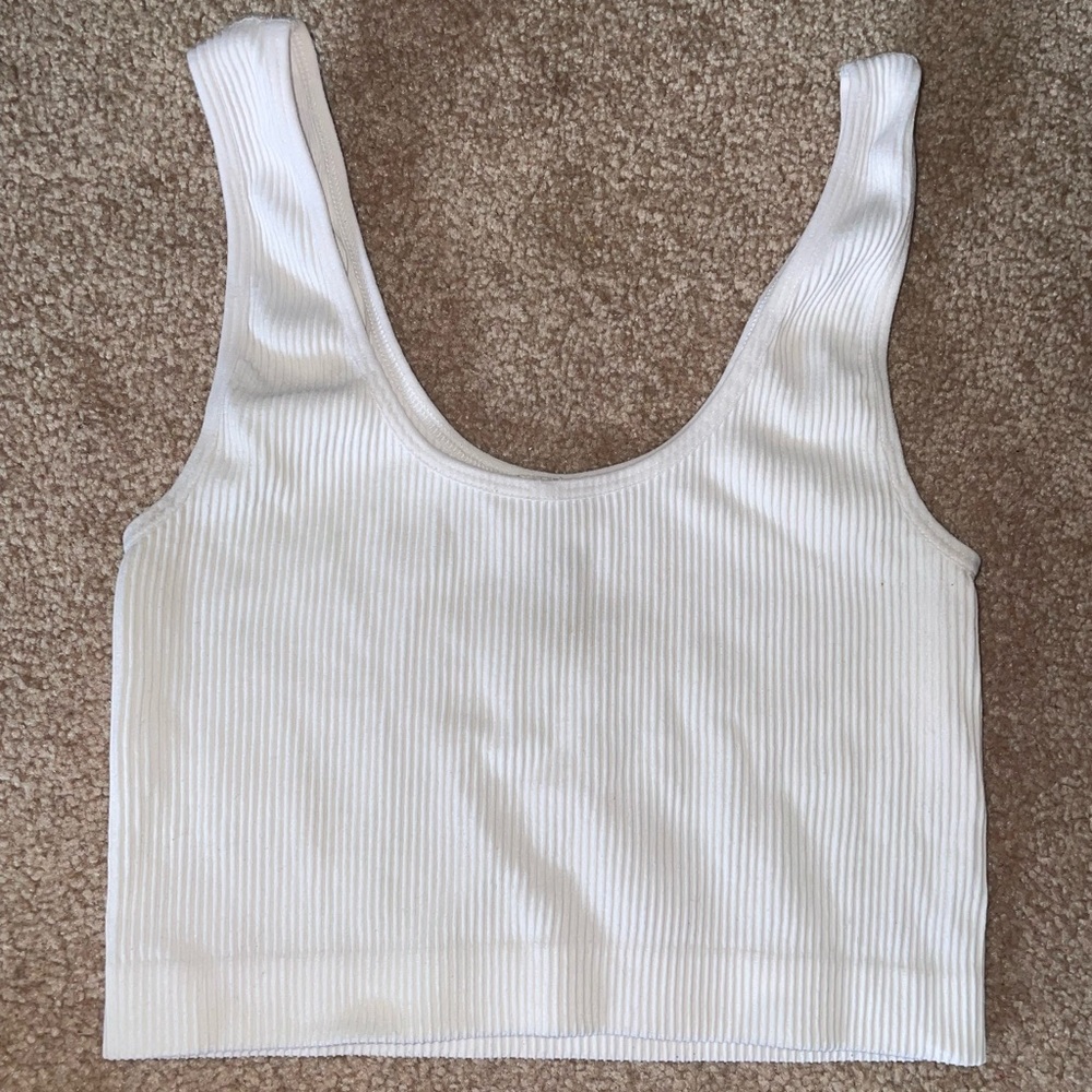 Aritzia Sunday best sinchseamless cropped tank!!
